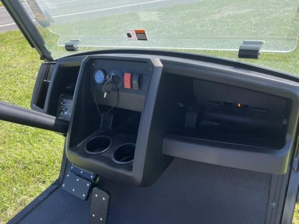 لوحة القيادة ولوحة القيادة لشاحنة Cushman Hauler 1200 EFI Gas موديل 2024 في Oakmont Country Club.