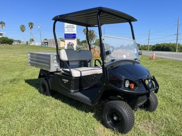 2024 Cushman Hauler 1200 EFI Gas تعمل على أراضي Oakmont Country Club.