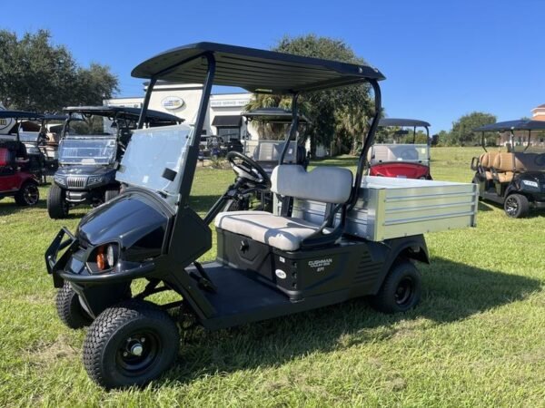 منظر أمامي لشاحنة Cushman Hauler 1200 EFI Gas موديل 2024 في Oakmont Country Club في بيتسبرغ، بنسلفانيا.