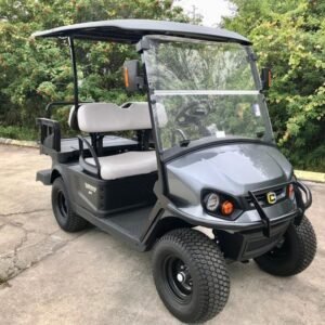 Vue de face d'un Cushman Shuttle 2+2 Gas 2024 au Belle Meade Country Club à Nashville, Tennessee.
