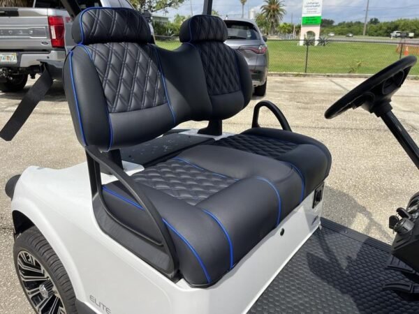 Vorderansicht des 2024 EZ-GO Freedom RXV ELiTE Lithium Bright White in Houston, Texas