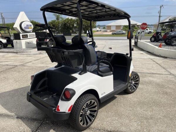 Rückansicht eines EZ-GO Freedom RXV ELiTE Lithium Bright White (Modelljahr 2024) in Houston, Texas