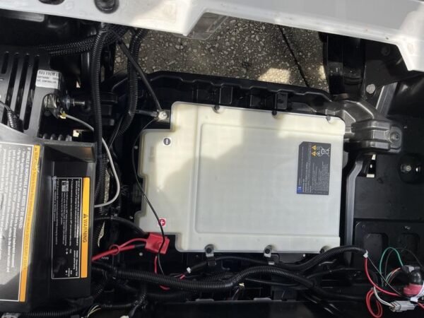 Räder und Fahrwerk des 2024 EZ-GO Freedom RXV ELiTE Lithium Bright White in Houston, Texas