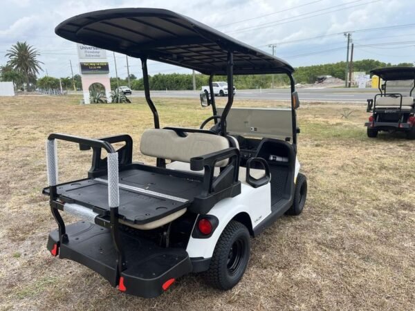 Vista traseira do EZ-GO Valor EX1 a gasolina, modelo 2024, na cor branca brilhante, em Cincinnati, Ohio.