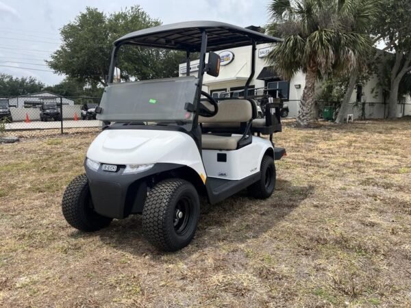 Perfil lateral do carrinho de golfe EZ-GO Valor EX1 a gasolina, branco brilhante, ano 2024, em Cincinnati, Ohio.