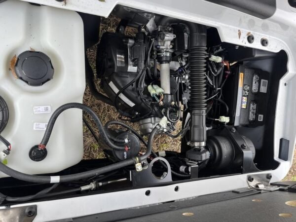 Carrinho de golfe EZ-GO Valor EX1 a gasolina, branco brilhante, ano 2024, pronto para circular em Cincinnati, Ohio.