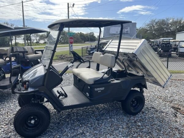 منظر أمامي لشاحنة Cushman Hauler 1200X Gas موديل 2025 متوقفة في Grey Oaks Country Club في نابولي بولاية فلوريدا.