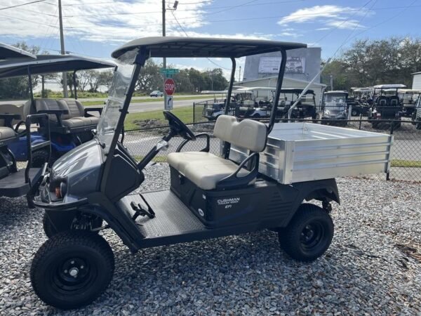 Perfil lateral del remolque utilitario a gasolina Cushman Hauler 1200X 2025 en Naples, Florida.