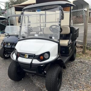 Vorderansicht des 2025 Cushman Hauler 800X ELiTE Lithium Electric im Muirfield Village Golf Club in Dublin, Ohio.