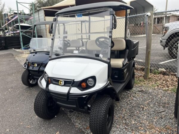 منظر أمامي لطائرة Cushman Hauler 800X ELiTE Lithium Electric طراز 2025 في نادي Muirfield Village للغولف في دبلن، أوهايو.