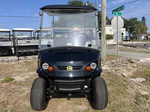 Cushman Hauler XL ELiTE Lithium Electric 2025 navegando por los alrededores del Pinehurst Country Club