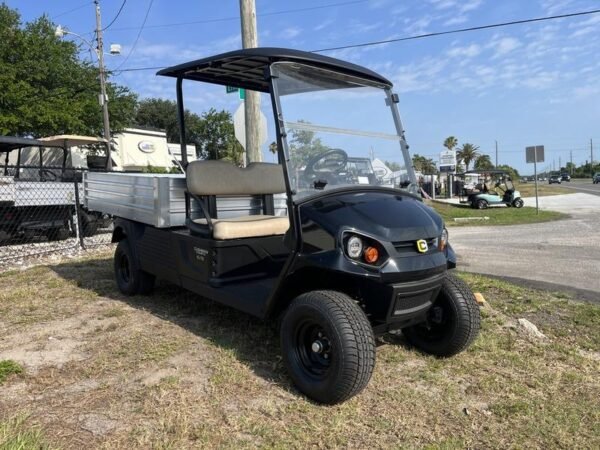 Vista frontal del Cushman Hauler XL ELiTE Lithium Electric 2025 en el Pinehurst Country Club en Pinehurst, Carolina del Norte.