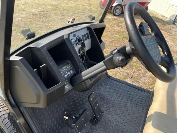 Cushman Hauler XL ELiTE Lithium Electric 2025 en uso para tareas laborales en Pinehurst Country Club