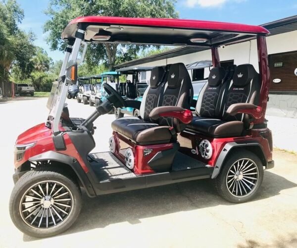 Disposición de asientos para cuatro pasajeros del carrito de golf eléctrico Evolution D-Max GT4 Red 2025 disponible en Nueva York con exportación y entrega a nivel nacional