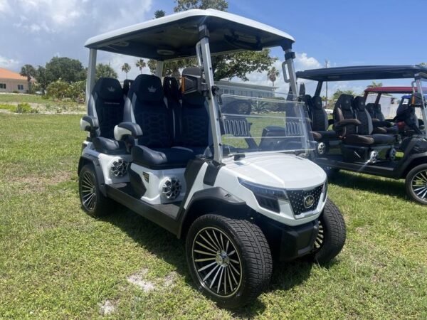 Vista frontale del carrello da golf Evolution D-Max GT4 White del 2025 disponibile in Alabama con consegna in tutto il paese e opzioni di esportazione