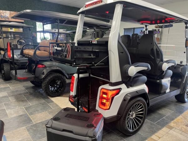 Vista posteriore del carrello da golf Evolution D-Max GT4 White del 2025 disponibile in Alabama con consegna all'esportazione e in tutto il paese