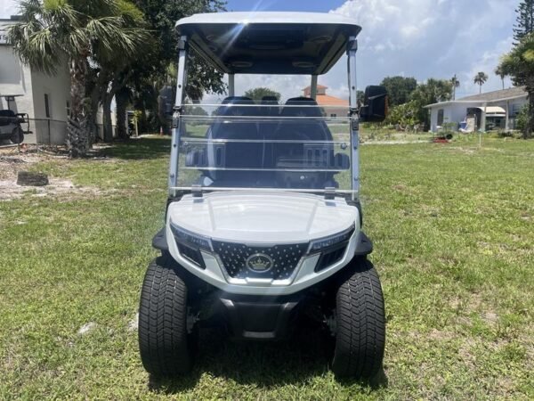 Vista frontale del carrello da golf Evolution D-Max GT4 White del 2025 disponibile in Alabama con consegna in tutto il paese e opzioni di esportazione