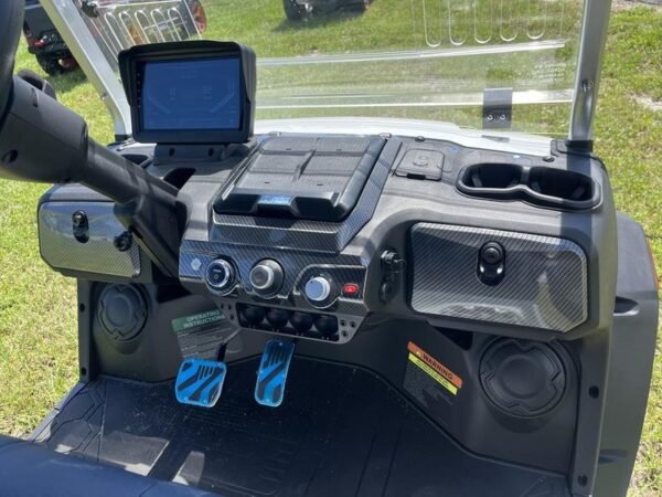 Interior del tablero del vehículo eléctrico Evolution D-Max XT4 2025 en Carolina del Norte