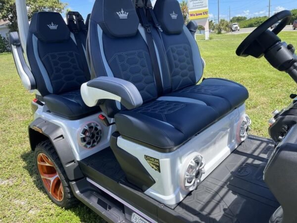 Asientos interiores del Evolution D-Max XT4 2025 disponibles en Carolina del Norte