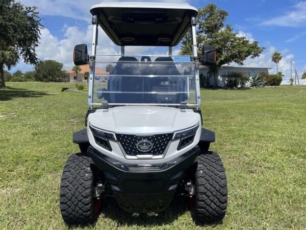 Perfil lateral del carrito de golf eléctrico Evolution D-Max XT4 2025 en Carolina del Norte con disponibilidad de exportación y entrega