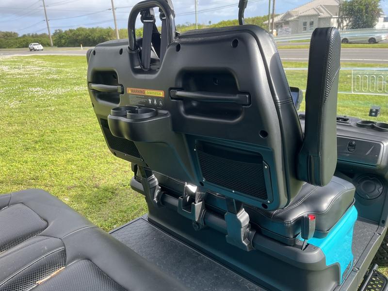 Forward-facing 4 passenger seating in Evolution D5-Maverick 4 golf cart