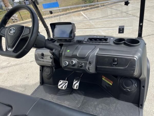 Dashboard and steering interior of Evolution D5 Maverick 4+2 Plus 2025