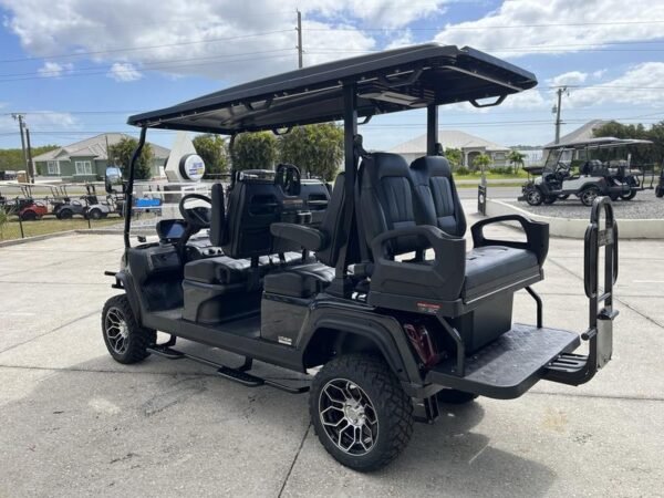 Side profile of Evolution D5 Maverick 4+2 Plus 2025 golf cart