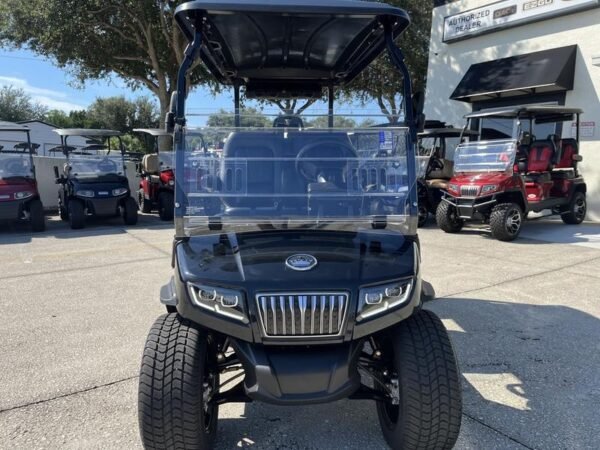 Carrinho de golfe Evolution D5-Ranger 4 Black 2025 com capacidade para quatro passageiros, disponível na Geórgia para exportação e entrega.