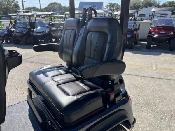 Design traseiro do carrinho de golfe Evolution D5-Ranger 4 Black 2025 disponível na Geórgia com opções de exportação.