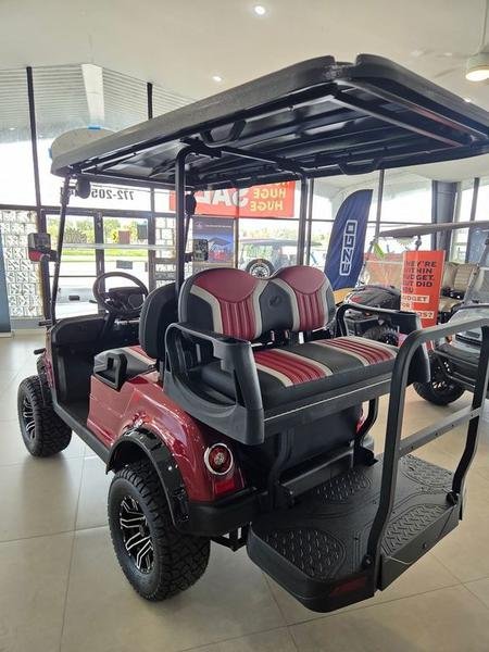 تم رفع المقاعد الداخلية لسيارة 2025 Star EV CP-2+2 في نادي McCormick Ranch للغولف.