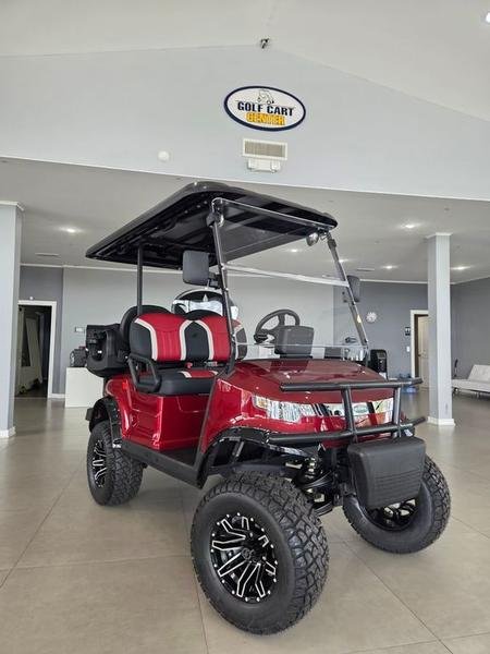 منظر أمامي لطائرة Star EV CP-2+2 موديل 2025 مرفوعة في نادي McCormick Ranch للغولف في سكوتسديل، أريزونا.
