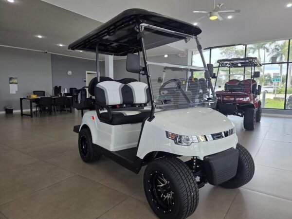 Вид спереди на Star EV Capella 2+2 2025 года в Pinehurst Resort & Country Club в Пайнхерсте, Северная Каролина.