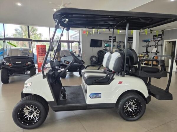 Боковой вид Star EV Capella 2+2 2025 года выпуска в курортном комплексе Pinehurst Resort & Country Club.