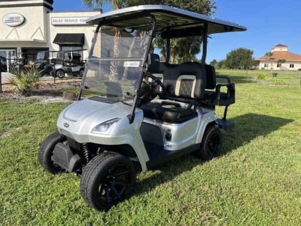 Vista frontal del Star EV Sirius 2+2 2025 en Barton Creek Resort & Spa en Austin, Texas.
