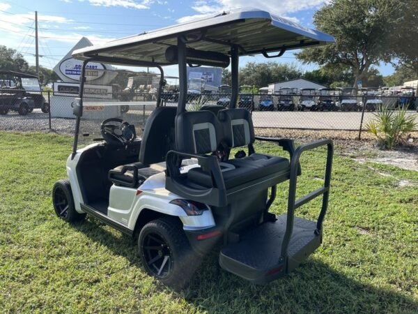 2025 Star EV Sirius 2+2 navegando por los campos de golf de Barton Creek Resort & Spa en Austin, Texas.