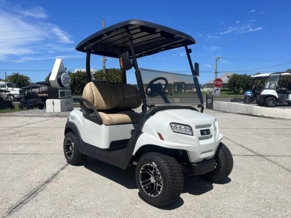 Front-LED-Scheinwerfer an einem Club Car Onward 2-Sitzer-Golfwagen (Baujahr 2025, HP Lithium) in Virginia