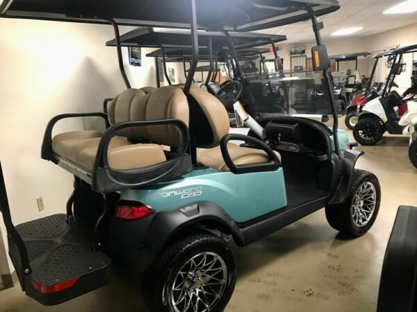 Höherlegungssatz und Geländereifen an einem 2025 Club Car Onward Lifted 4 Passenger HP Lithium in Atlanta, Georgia