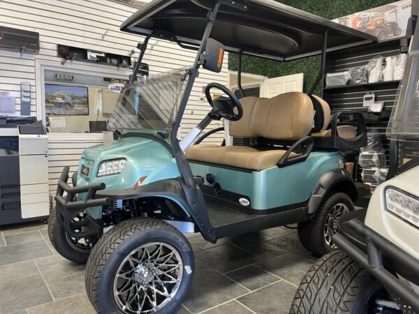 Front-LED-Scheinwerfer eines 2025 Club Car Onward Lifted 4 Passenger HP Lithium in Charlotte, North Carolina