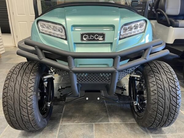 Höhergelegtes Fahrwerk und Geländereifen an einem 2025 Club Car Onward Lifted 4 Passenger HP Lithium in Charlotte, North Carolina