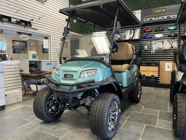 Seitenansicht eines Club Car Onward 2025 Lifted 4 Passenger HP Lithium Golfcarts in Charlotte, North Carolina