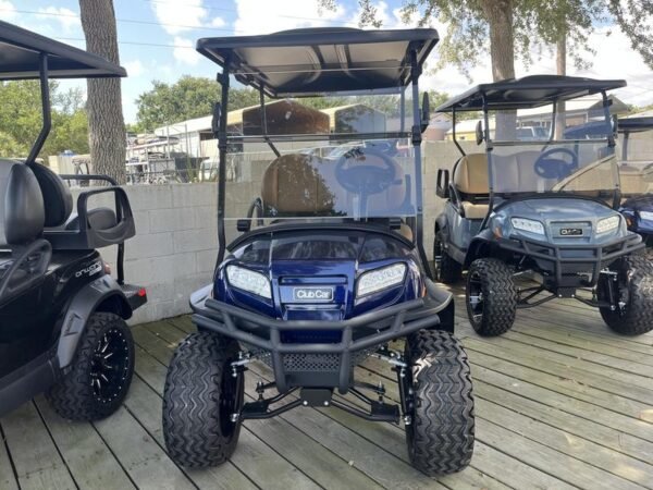 Front-LED-Scheinwerfer eines Club Car Onward Lifted 4 Passenger XR Lithium Golfcarts (Baujahr 2025) in Savannah, Georgia