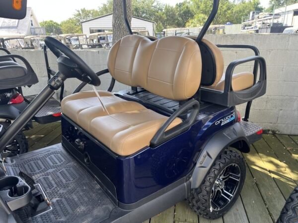 Premium-Sitzplätze im Club Car Onward Lifted 4-Sitzer XR Lithium Golfwagen (Modelljahr 2025) in Savannah, Georgia