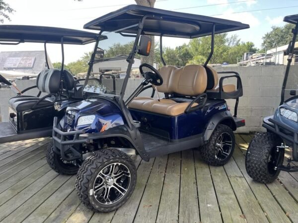 Seitenansicht eines Club Car Onward Lifted 4 Passenger XR Lithium Golfcarts (Modelljahr 2025) in Savannah, Georgia