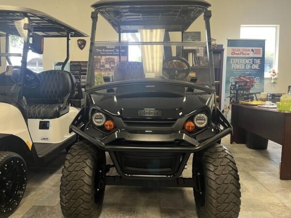 Vista frontale della EZ-GO Express 4 ELiTE Lithium Lifted Black del 2025 a Chicago, Illinois