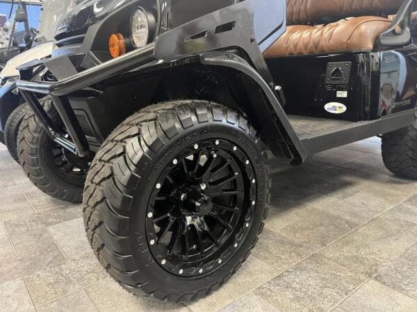 Batteria al litio ad alta efficienza del modello EZ-GO Express 4 ELiTE del 2025, Lifted Black, a Chicago, Illinois