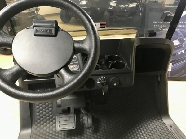Dashboard van de 2025 EZ-GO Freedom RXV ELiTE Lithium Inferno Red in Chicago, Illinois