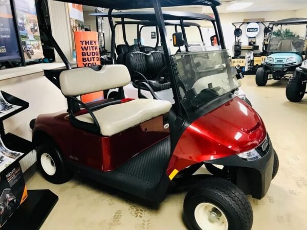 Vooraanzicht van 2025 EZ-GO Freedom RXV ELiTE Lithium Inferno Red in Chicago, Illinois