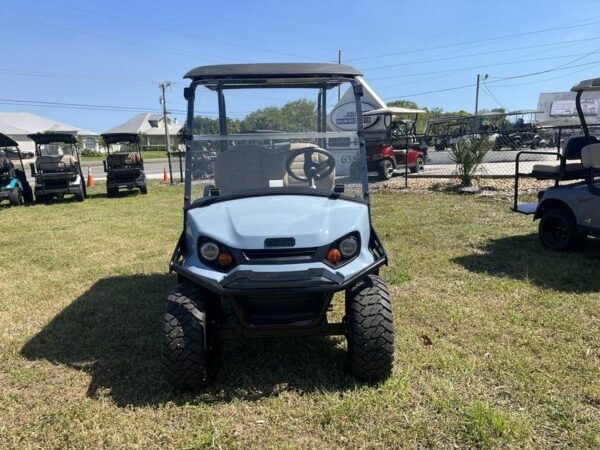 Vorderansicht des 2025 EZ-GO Liberty ELiTE Lithium Ocean Grey in Dallas, Texas