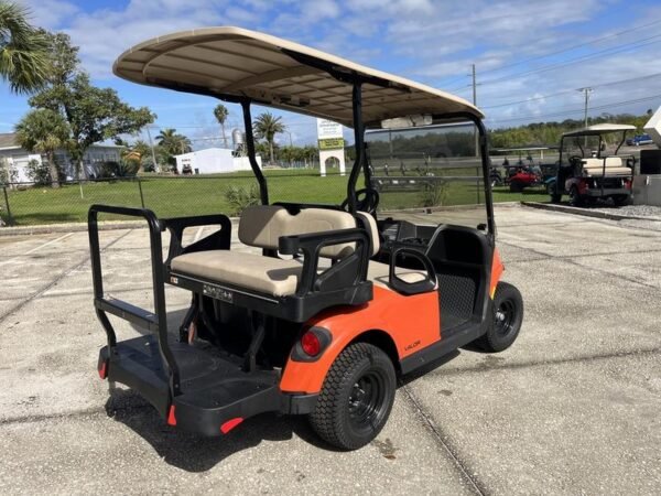 Vista frontal do EZ-GO Valor EX1 Sport Solar Flare 2025 em Detroit, Michigan.