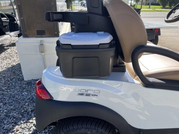 منظر أمامي يظهر المصابيح الأمامية LED في سيارة Club Car Onward 2 Passenger HP Lithium